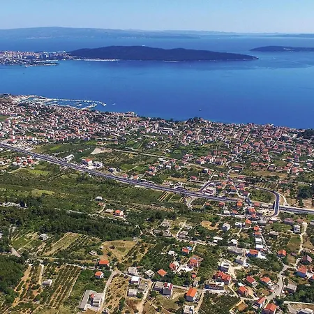 Casa vacanze 3 Bedroom Beautiful In Kastel Kambelovac