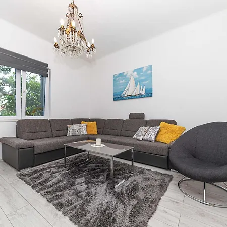 Casa vacanze 3 Bedroom Beautiful In Kastel Kambelovac *