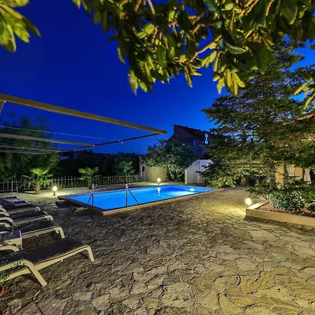 3 Bedroom Beautiful In Kastel Kambelovac Kaštela