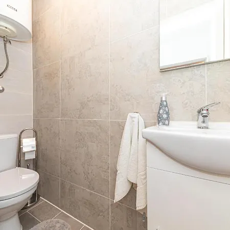Casa vacanze 3 Bedroom Beautiful In Kastel Kambelovac *