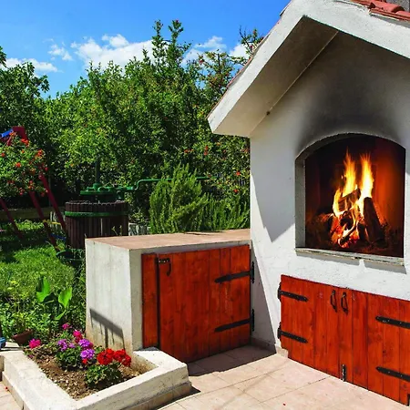3 Bedroom Beautiful In Kastel Kambelovac Kaštela
