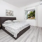 بيت للعطل Holiday Home Kastel Kambelovac 11 *