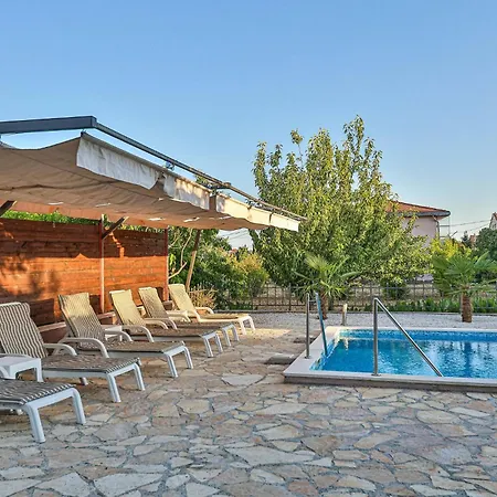 בית נופש 3 Bedroom Beautiful In Kastel Kambelovac Kaštela