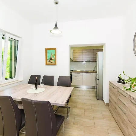 3 Bedroom Beautiful In Kastel Kambelovac *