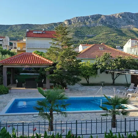 3 Bedroom Beautiful In Kastel Kambelovac בית נופש Kaštela