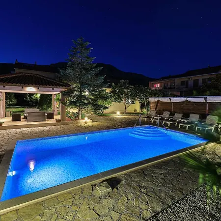 3 Bedroom Beautiful In Kastel Kambelovac *