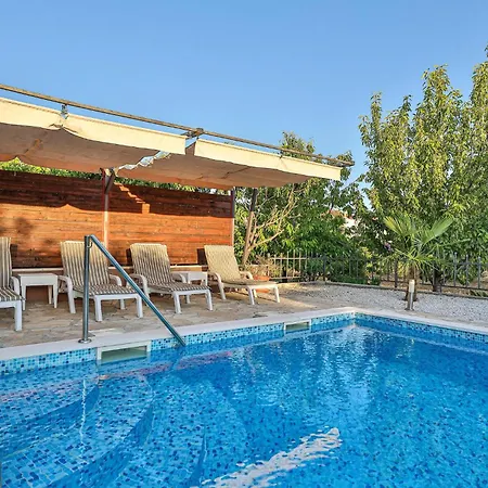 3 Bedroom Beautiful In Kastel Kambelovac * Kaštela