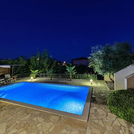 3 Bedroom Beautiful In Kastel Kambelovac
