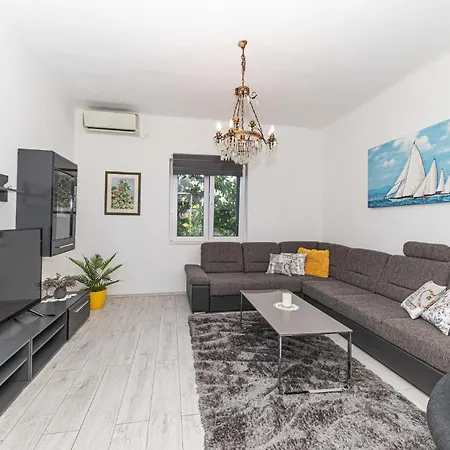 Holiday Home Kastel Kambelovac 11 بيت للعطل
