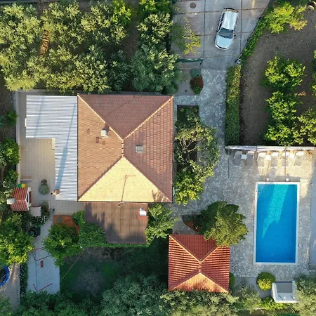 3 Bedroom Beautiful In Kastel Kambelovac בית נופש *