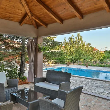 3 Bedroom Beautiful In Kastel Kambelovac בית נופש Kaštela