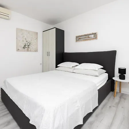 3 Bedroom Beautiful In Kastel Kambelovac בית נופש Kaštela