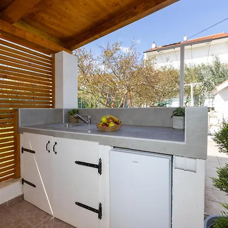 בית נופש 3 Bedroom Beautiful In Kastel Kambelovac Kaštela