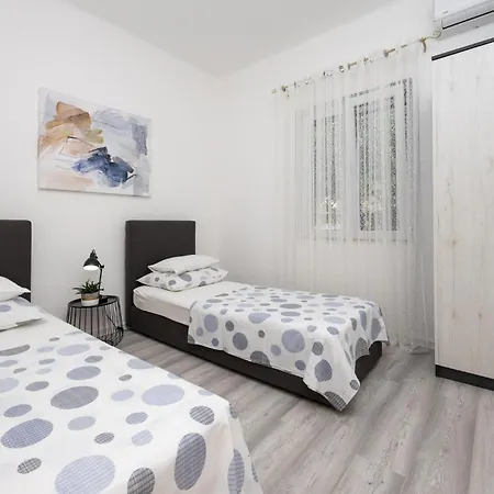 3 Bedroom Beautiful In Kastel Kambelovac בית נופש