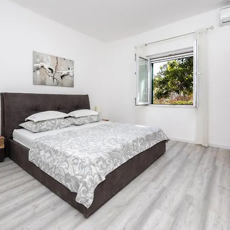 בית נופש 3 Bedroom Beautiful In Kastel Kambelovac *
