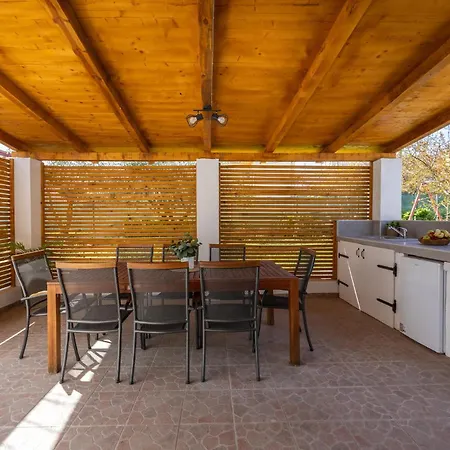 3 Bedroom Beautiful In Kastel Kambelovac בית נופש Kaštela