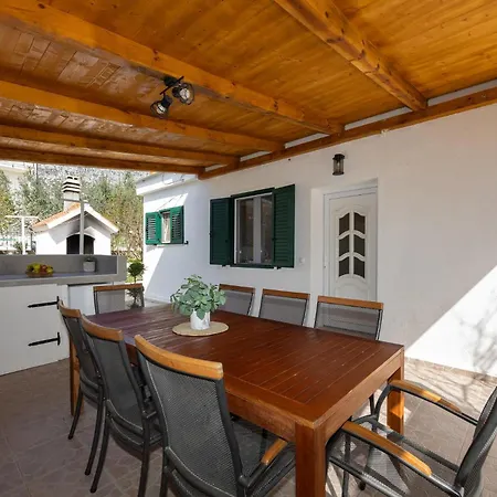 3 Bedroom Beautiful In Kastel Kambelovac *