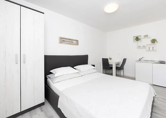 Kastel Kambelovac 11 * Kaštela